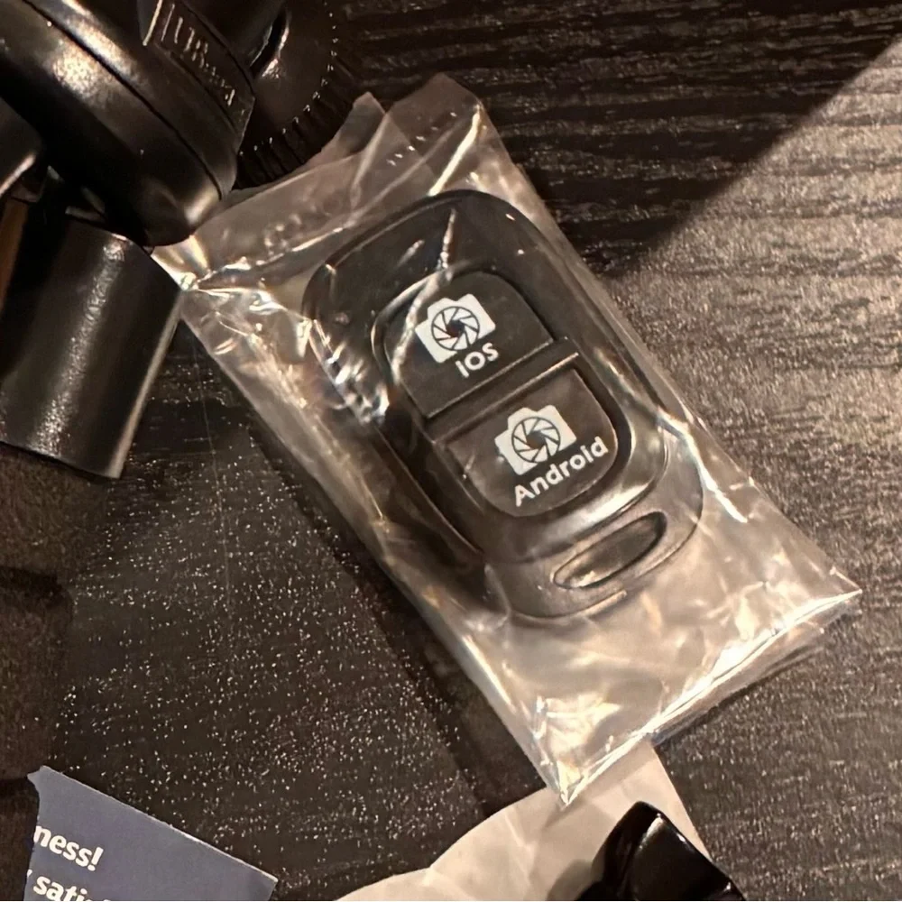 TRIPOD New in Box for phones & cameras By UBEESIZE GLOBAL